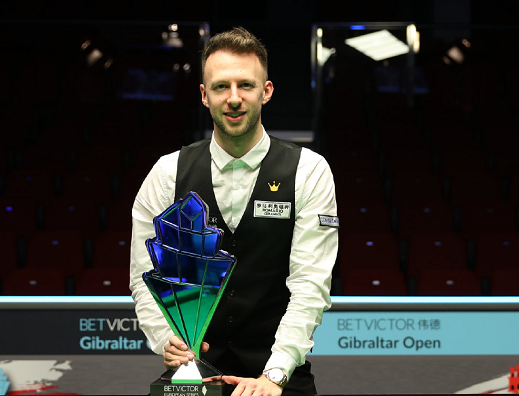 她以优异的 她以优异的